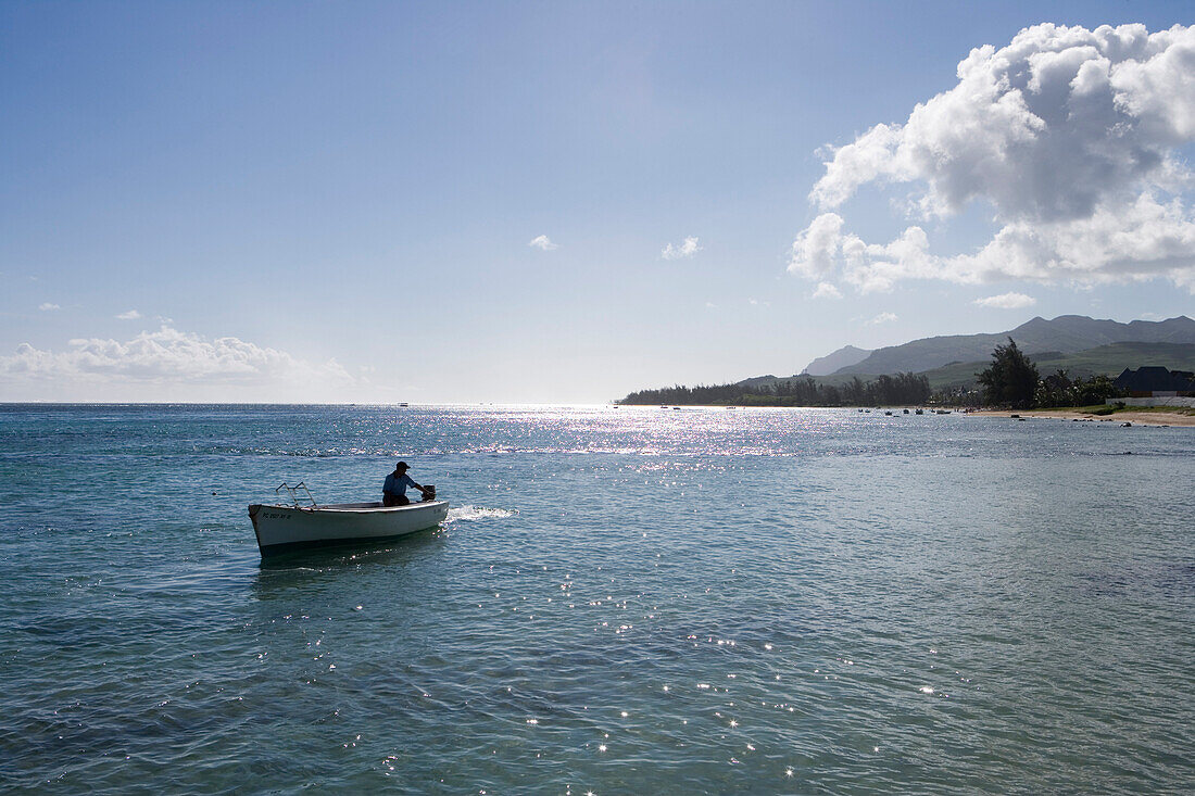 Fischerboot vor Küste, Bel Ombre, Savanne District, Mauritius, Indischer Ozean