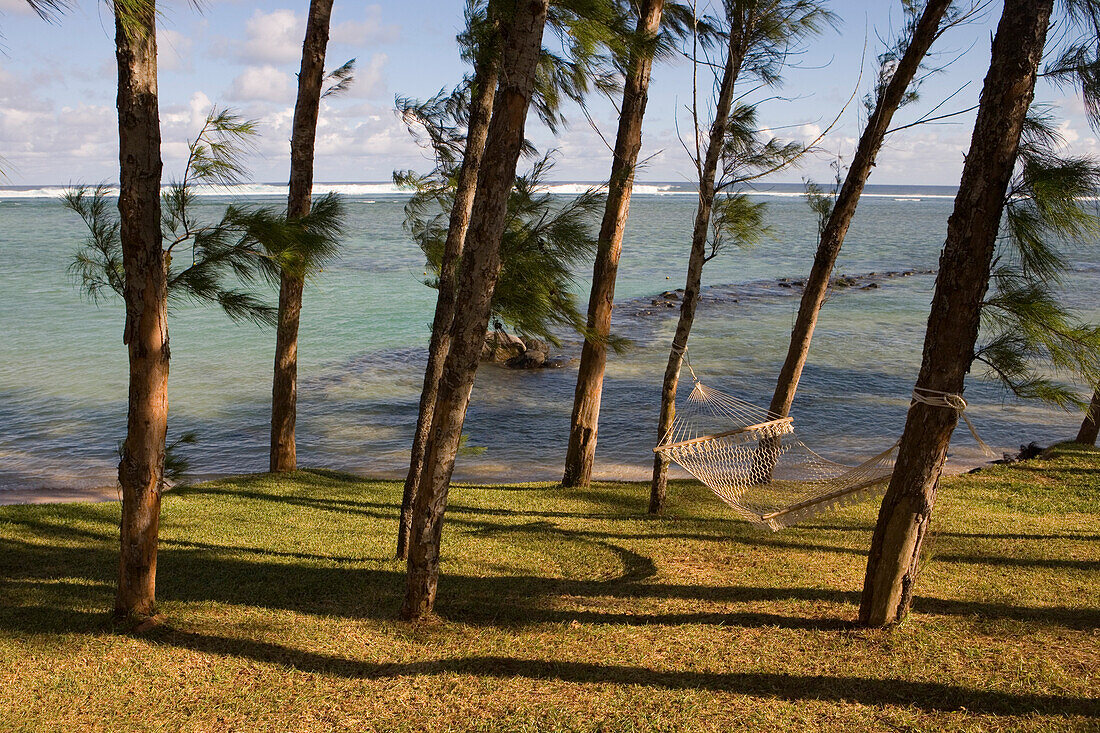 Hängematte unter Bäumen im Mövenpick Resort und Spa Mauritius, Bel Ombre, Savanne District, Mauritius, Indischer Ozean