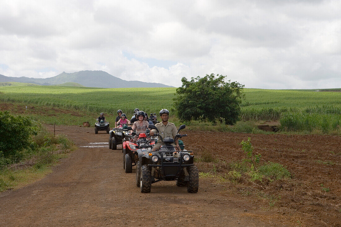 Touristen auf Quad Fahrzeugen im Domaine De Bel Ombre, Bel Ombre, Savanne District, Mauritius, Indischer Ozean
