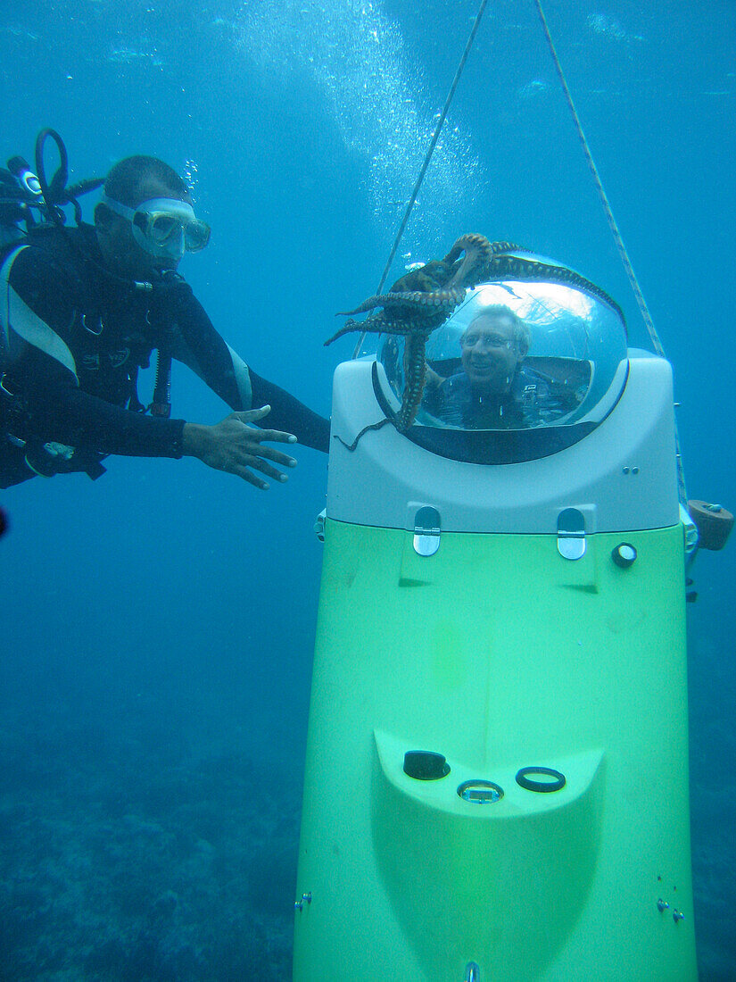 Taucher begleitet Sub-Scooter Unterwasser Boot in drei Metern Tiefe, Blue Safari Submarine, Trou aux Biches, Riviere du Rempart District, Mauritius, Indischer Ozean