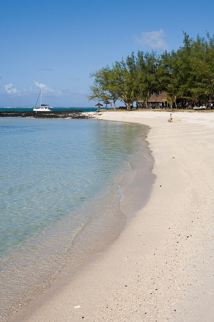 Strand auf der Insel Ilot Mangenie, Privatinsel vom Le Touessrok Resort, nahe Trou d'Eau Douce, Flacq District, Mauritius, Indischer Ozean
