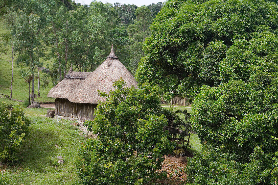 vúbernachtungshütten im Wald des Le Domaine Wildpark, nahe Vieux Grand Port, Grand Port District, Mauritius, Indischer Ozean