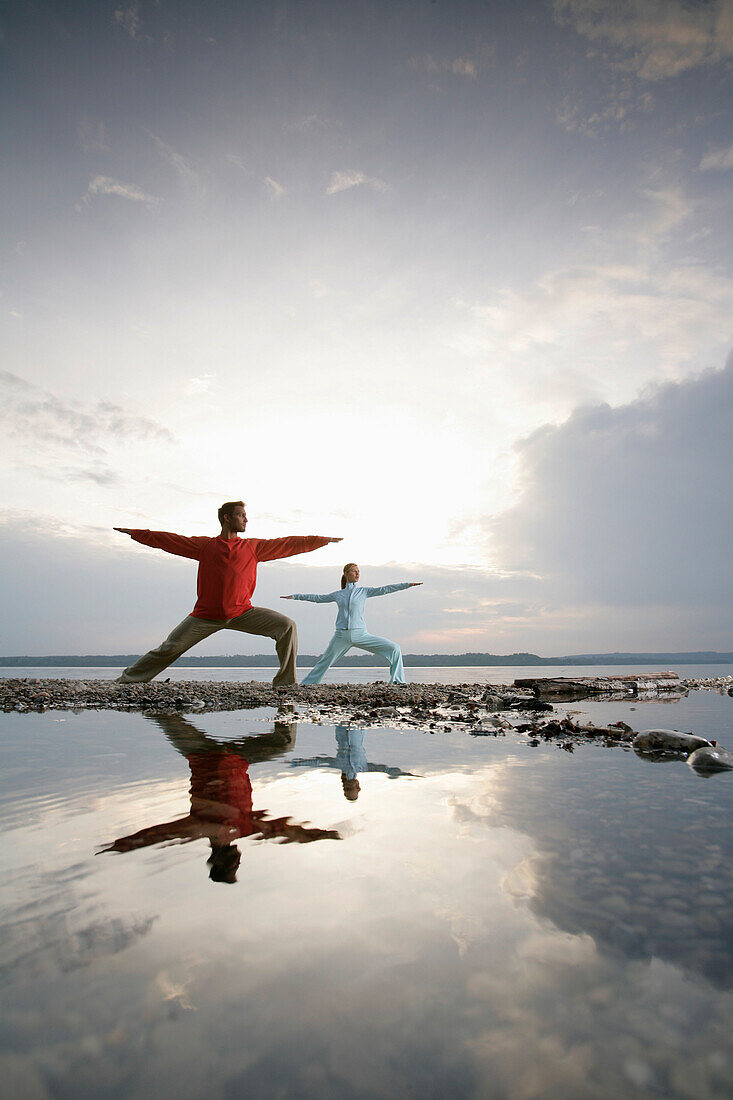 Paar beim Yoga am Starnberger See, Münsing, Bayern, Deutschland, MR