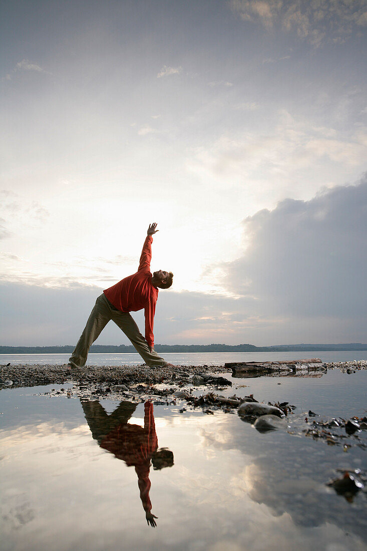 Mann beim Yoga am Starnberger See, Münsing, Bayern, Deutschland, MR