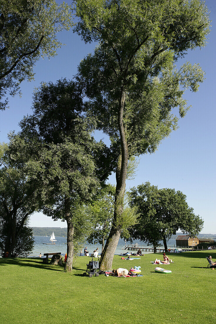 Leute beim Sonnenbaden, St. Alban Strandbad, in der Nähe von Diessen, St. Alban, Ammersee, Bayern, Deutschland