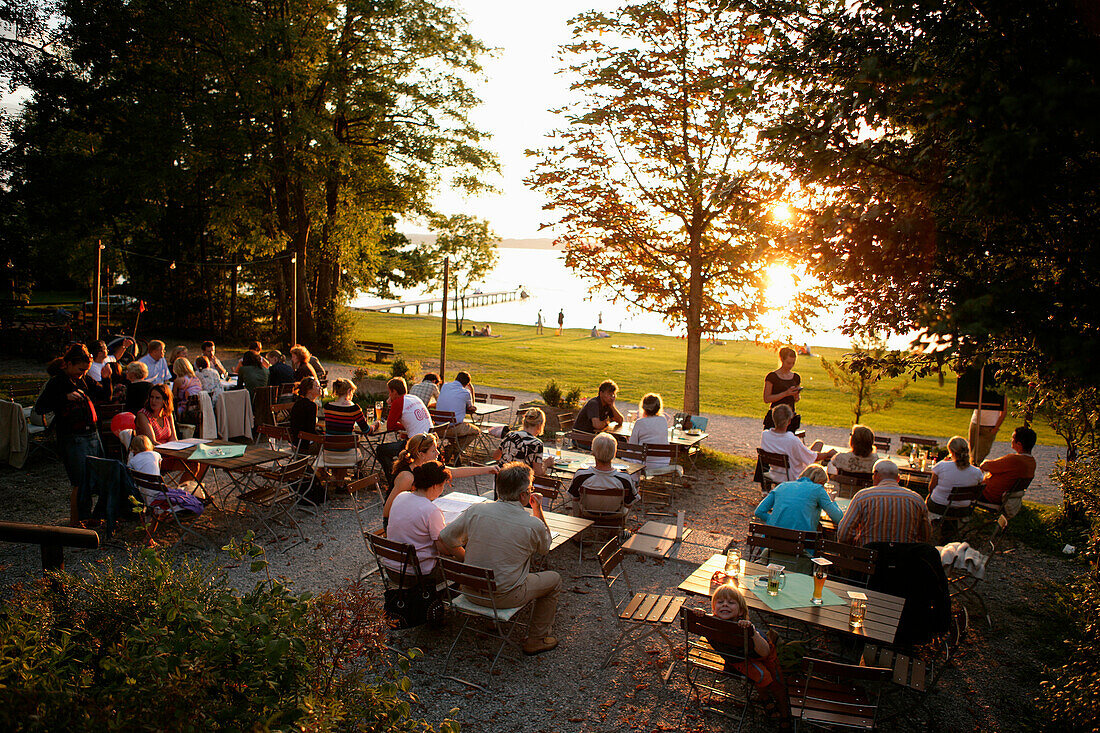 Guests in beer garden Buscharner, Muensing, Lake Starnberg, Bavaria, Germany