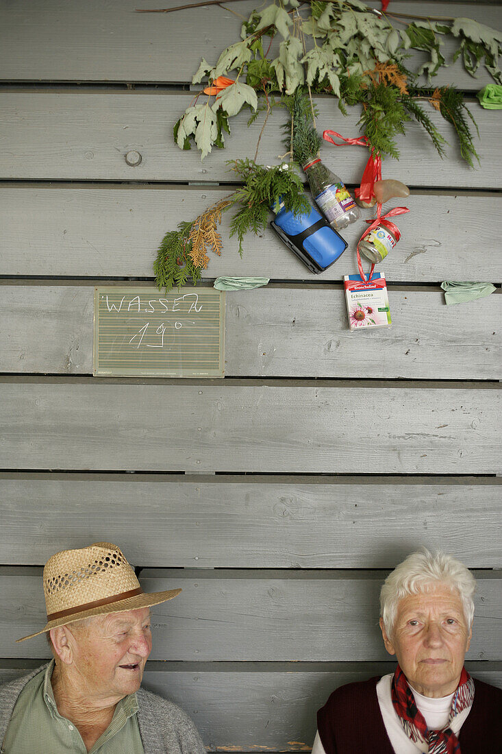 Senioren, Mann und Frau im Café am Seeufer, Weßlingersee, Oberbayern, Bayern, Deutschland