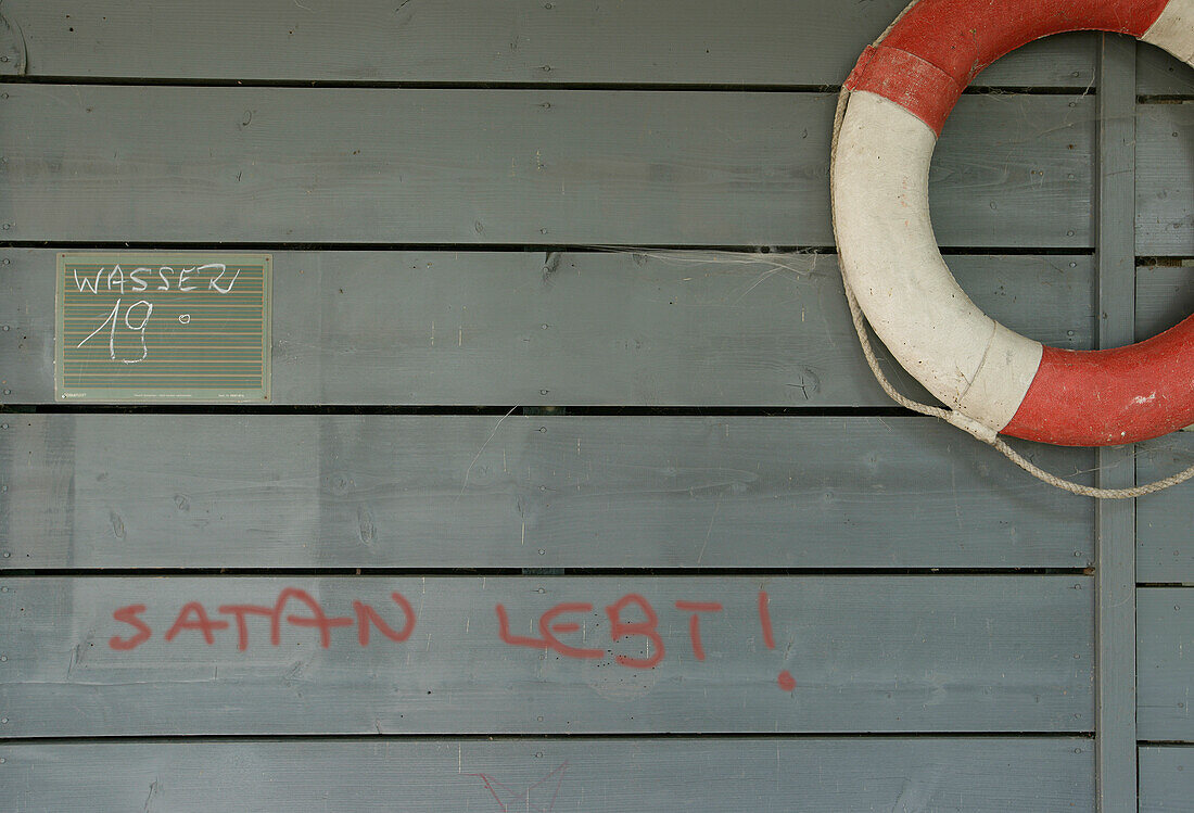 Rettungsring und Graffiti an einer Holzwand, Weßlinger See, Weßling, Bayern, Deutschland