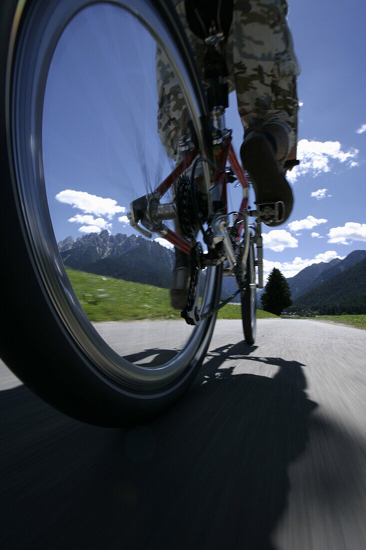 Mountainbiker unterwegs in den Dolomiten, Toblach, Trentino-Südtirol, Italien