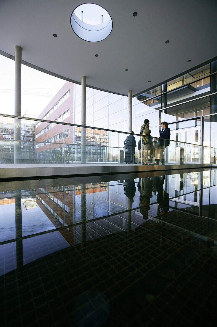 Leute im Biozentrum der LMU, Ludwig Maximilians Universität, Martinsried, München, Bayern, Deutschland