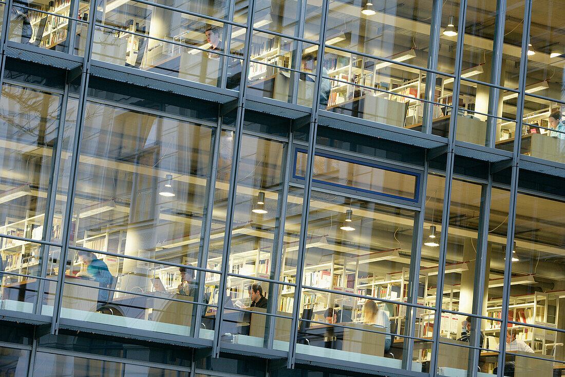 Studenten lesen in der Bibliothek des Historicums, Ludwig-Maximilians-Universität (LMU), München, Bayern, Deutschland