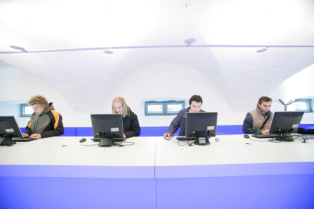 Studenten am Computer in der Uni Lounge, LMU, Ludwig Maximilians Universität, München, Bayern, Deutschland