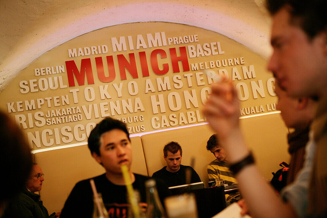 Studenten in der Uni Lounge, Universität, LMU, Ludwig Maximilians Universität München, Bayen, Deutschland