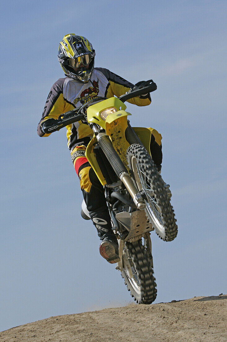 Mann, Teilnehmer, auf Motocross Motorrad, Trainingsgelände Suzuki Offroad Camp, Valencia, Spanien