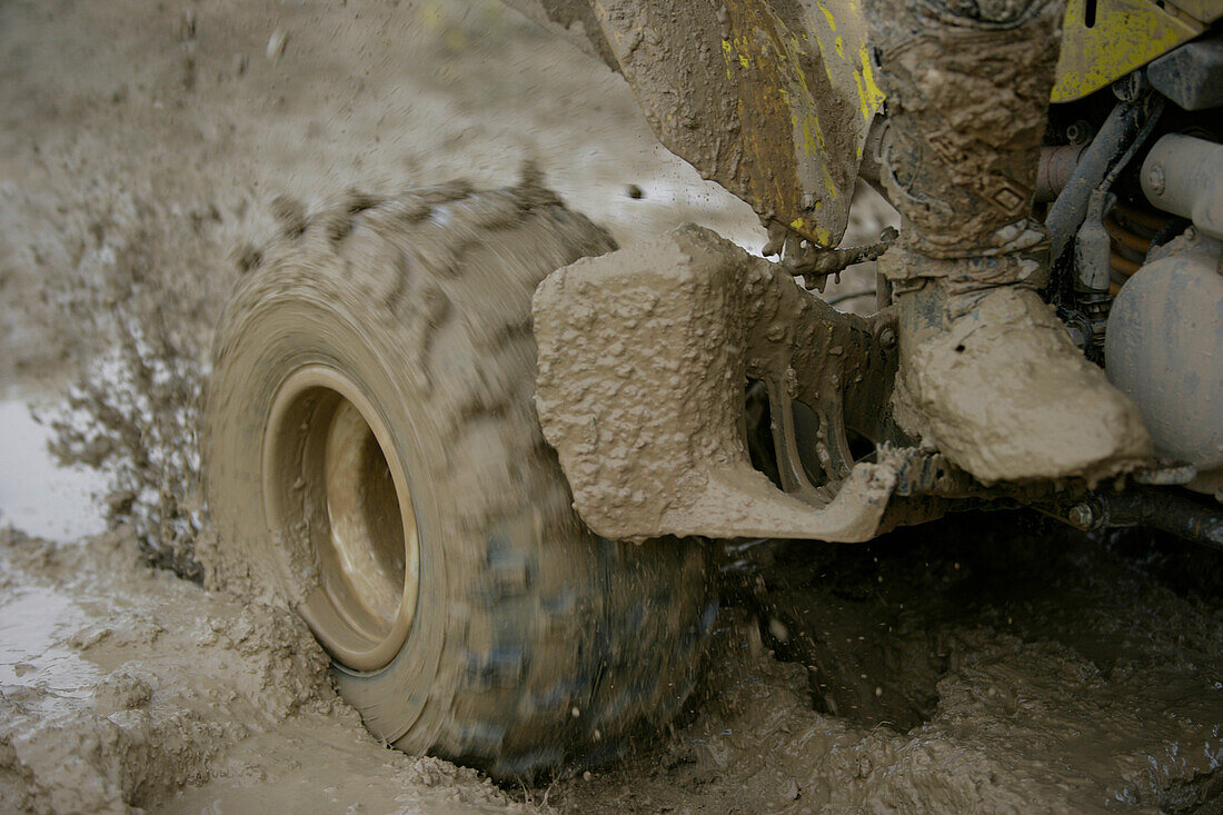 Teilnehmer fährt Suzuki Quad durch Schlamm, Testgelände, Suzuki Offroad Camp, Valencia, Spanien