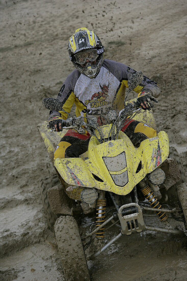 Mann fährt Suzuki Quad durch Schlamm, Testgelände, Suzuki Offroad Camp, Valencia, Spanien