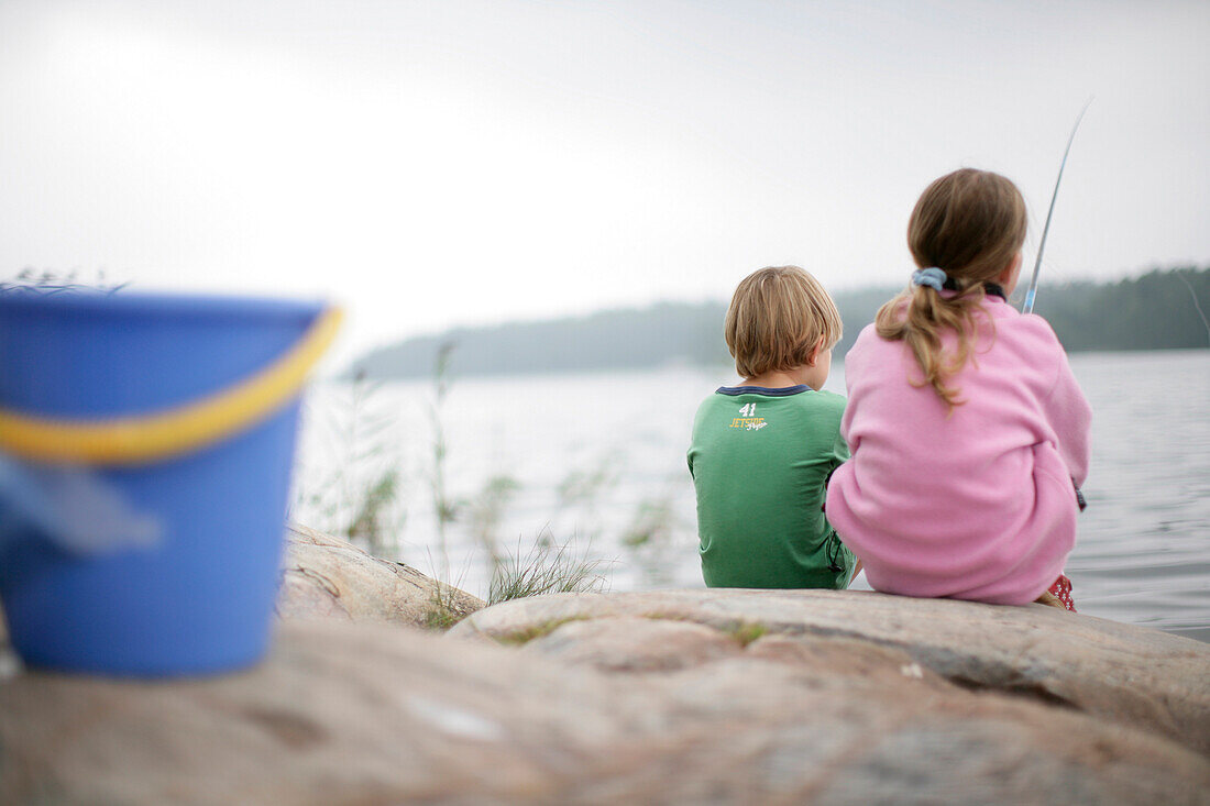 Zwei Kinder beim Fischen, Meer, St Anna, Östergötland, Schweden
