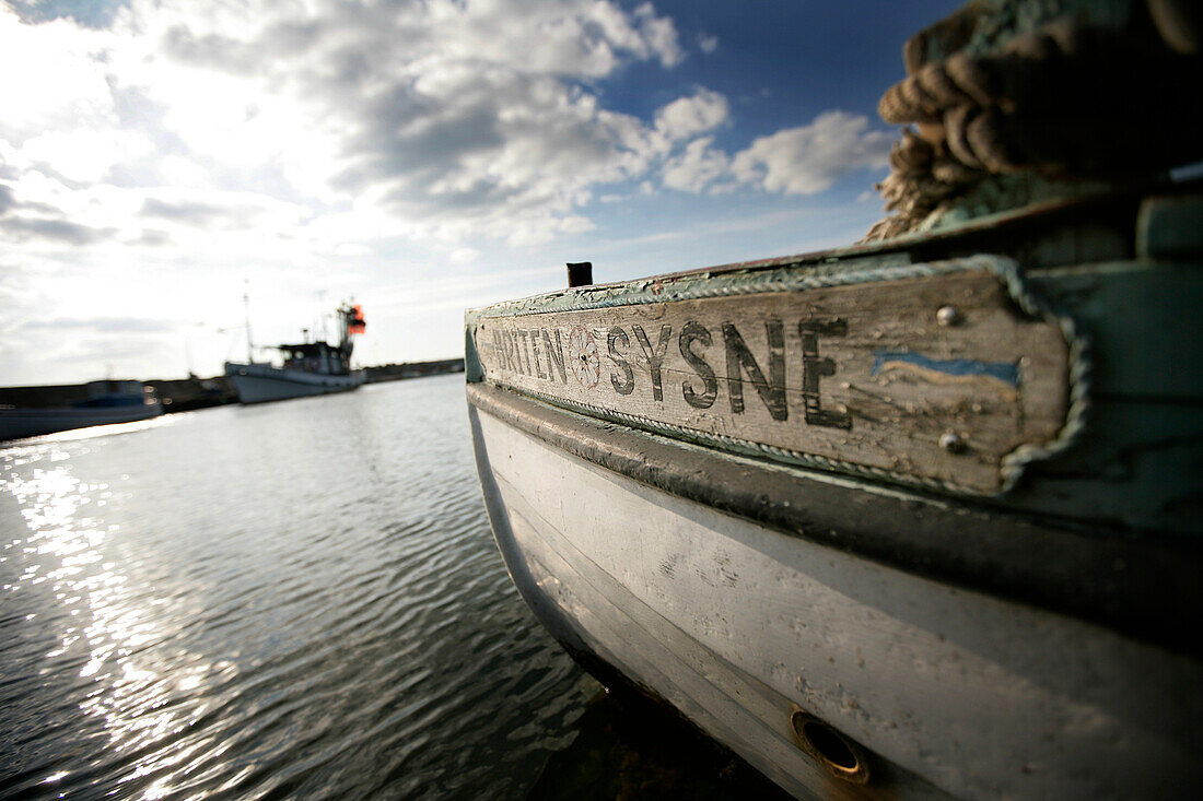Altes Fischerboot im Hafen, Sysne, Gotland, Schweden