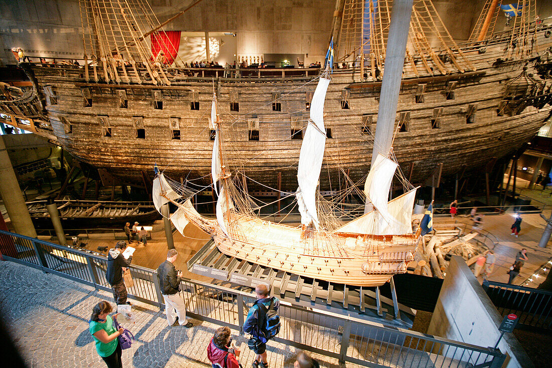 Touristen im Vasa Museum, Stockholm, Schweden