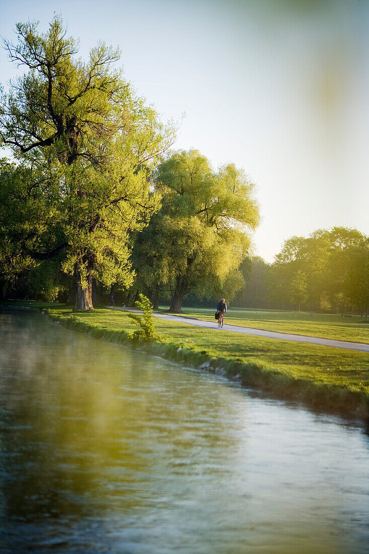 Der Eisbach Fluß und Landschaaft, Englischer Garten, München, Bayern, Deutschland