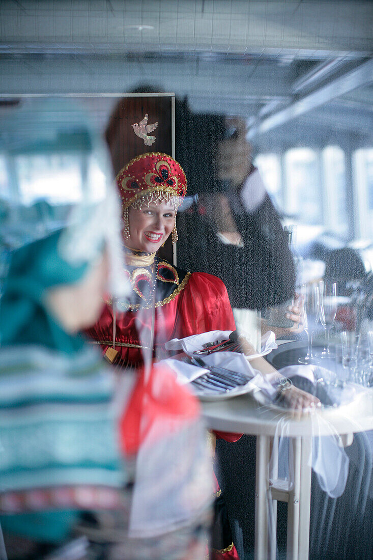 Eine Sängerin in traditionellen, russischen Kostüm, Ausflugsboot am Newa Fluß, Sankt Petersburg, Russland