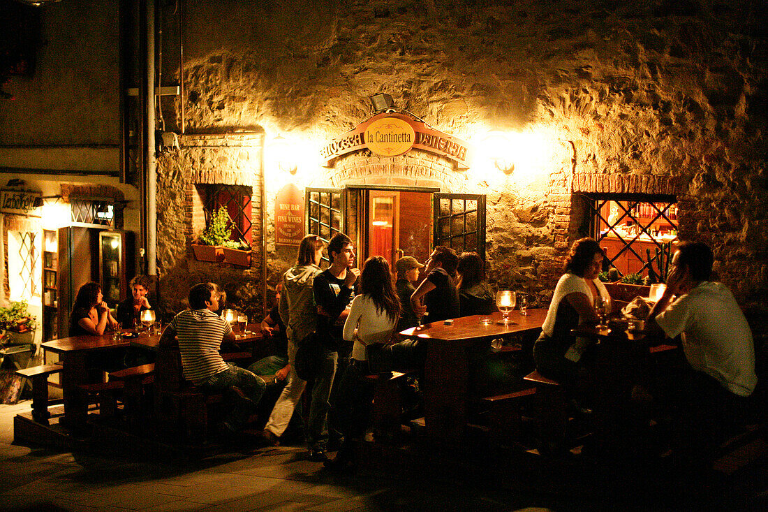 Leute vor einer Bar, Abends, Altstadt, Castiglione della Pescaia, Maremma, Toskana, Italien