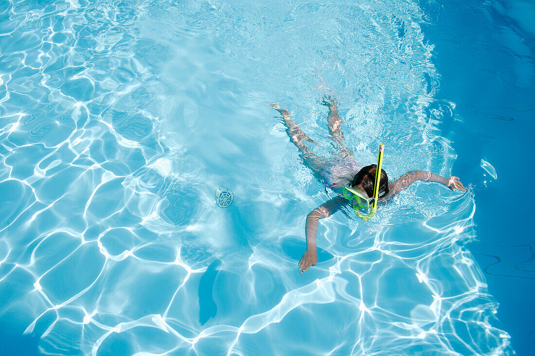 Mädchen schnorchelt in einem Schwimmbecken, Bayern, Deutschland, MR