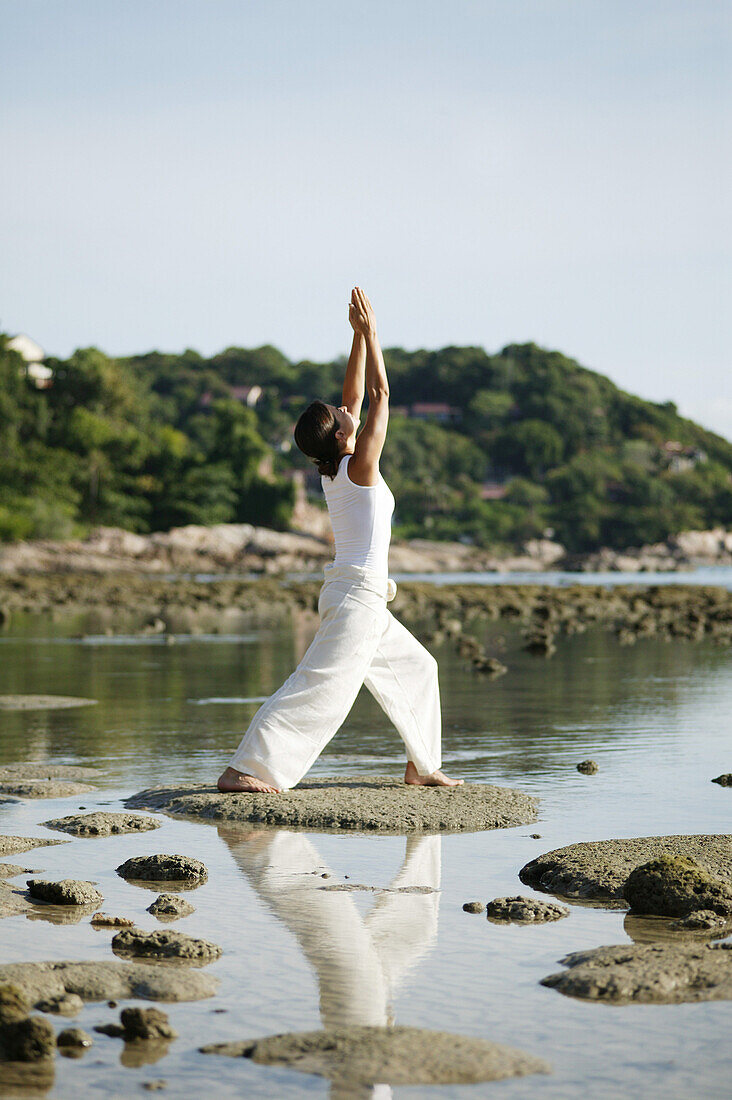 Frau macht Yoga am Strand, Wellness, Entspannung, Gesundheit, Thailand