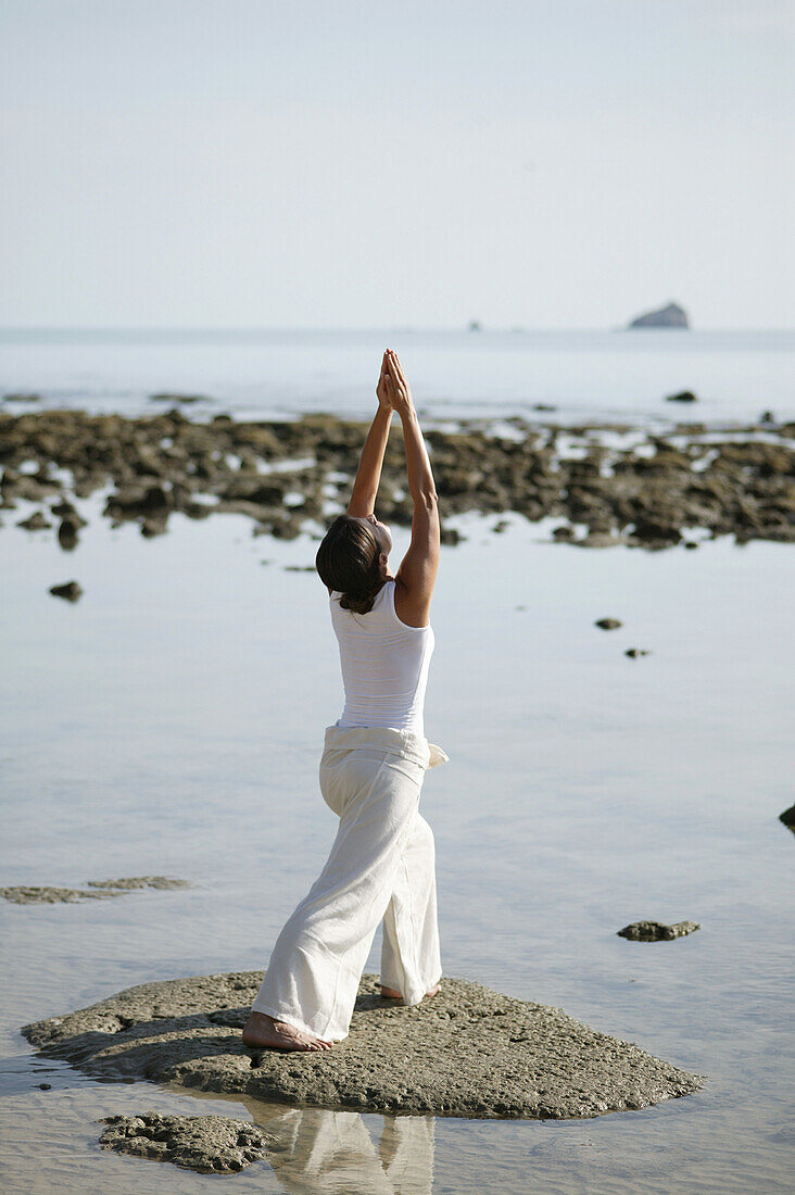 Frau am Meer macht Yoga, Gesundheit, Wellness, Entspannung, Thailand