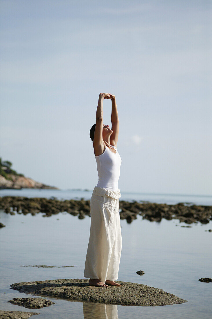 Frau macht Yoga am Meer, Wellness, Entspannung, Gesundheit, Thailand
