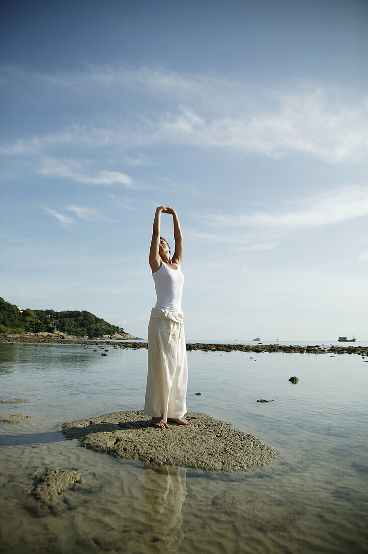 Frau macht Yoga am Meer, Wellness, Entspannung, Gesundheit, Thailand