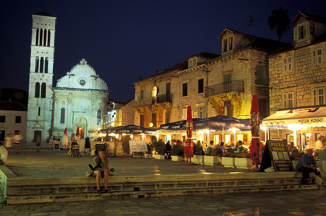 Straßencafes in der Altstadt, Kathedrale Sveti Stjepana im Hintergrund, Hvar, Insel Hvar, Dalmatien, Kroatien