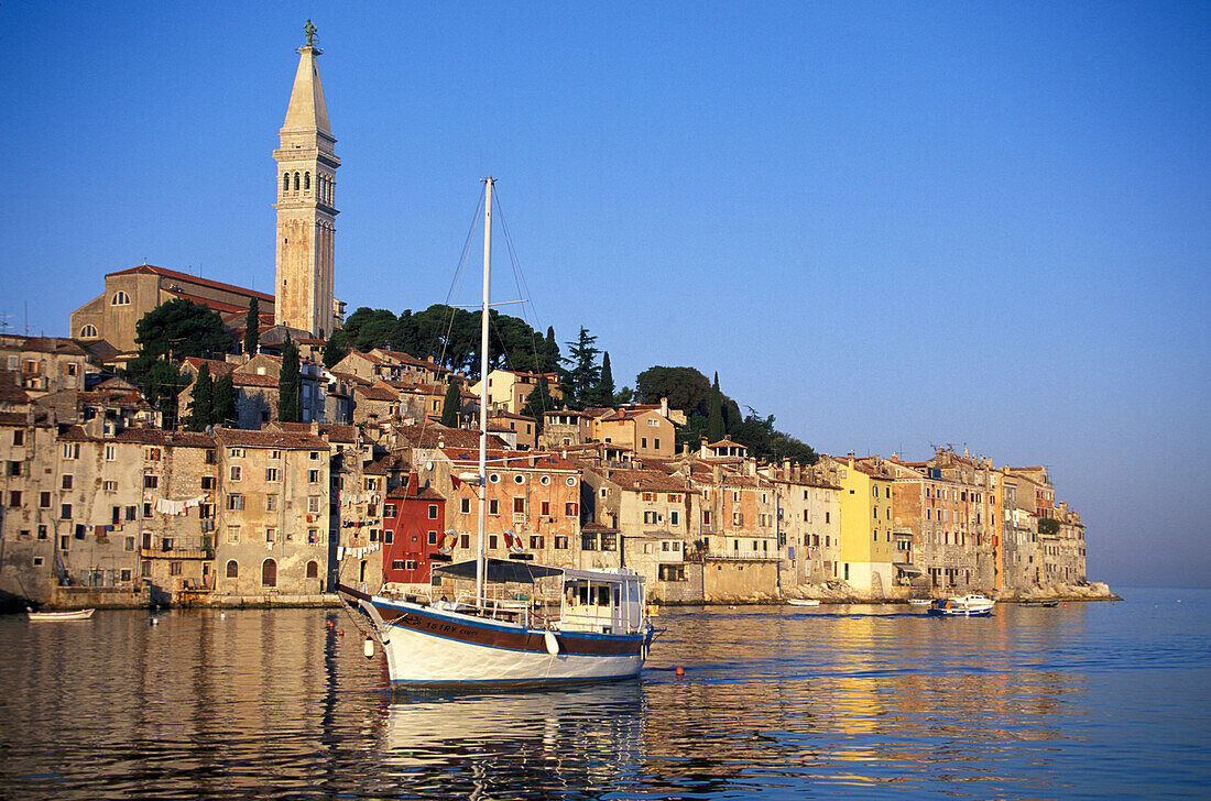 Segelboot passiert Altstadt, Kirche Hl. Eufemija, Rovinj, Istrien, Kroatien