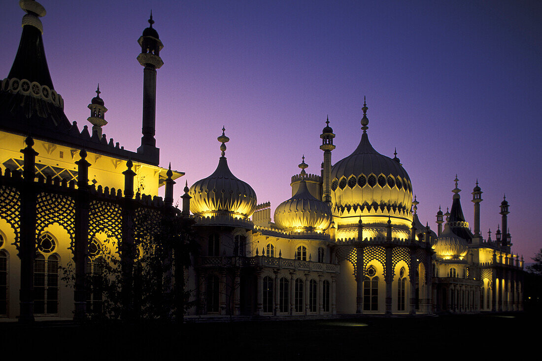 Beleuchteter Royal Pavilion, Brighton, East Sussex, England, Großbritannien