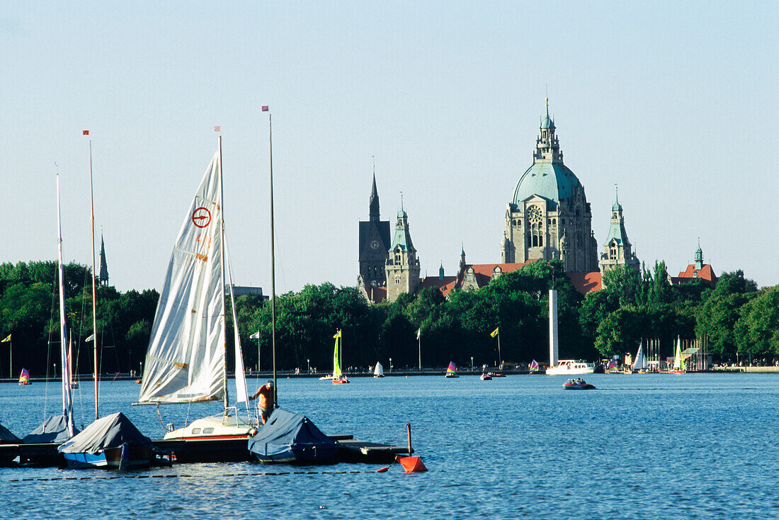 Boote auf dem Maschsee mit Rathaus und Marktkirche, Hannover, Niedersachsen, Deutschland