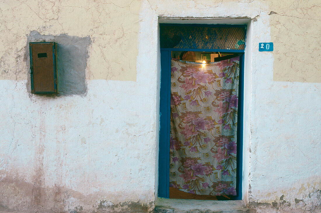Eingang eines Hauses in Taghit, Oasenstadt, Algerien