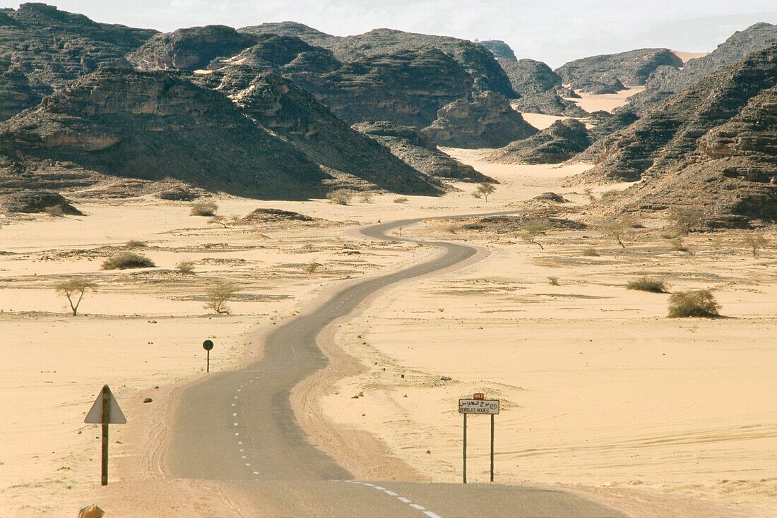 Gewundene Strasse in der Wüste, Djanet, Bordj el Haoues, Sahara, Algerien, Afrika