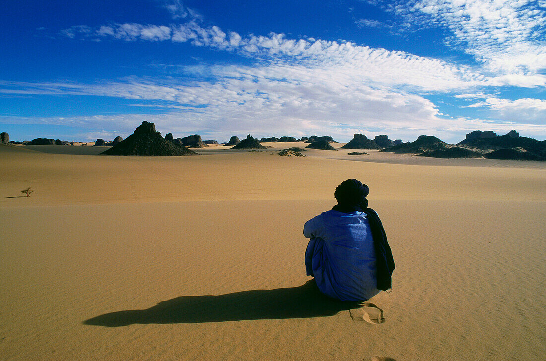 Berber hockt im Sand, Tassili N' Ajjer, Sahara, Algerien, Afrika