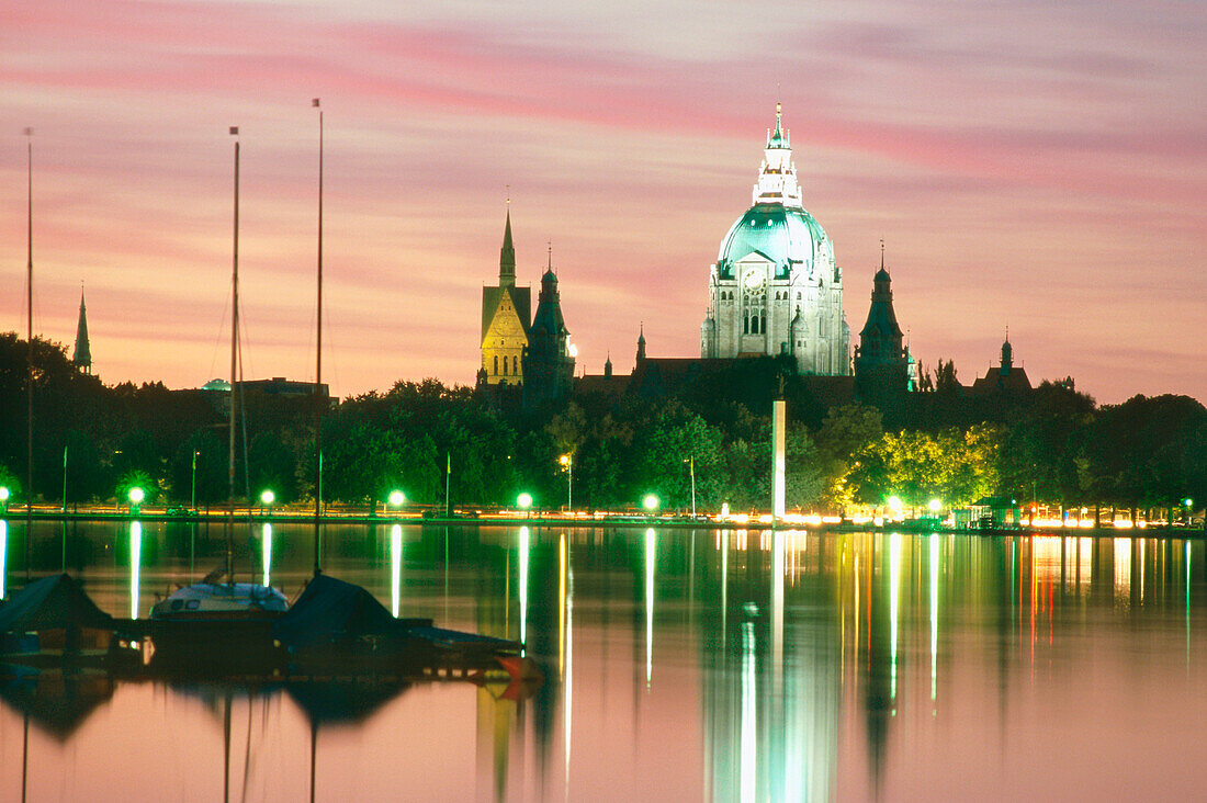 Blick über den Maschsee auf das Rathaus in der Abenddämmerung, Hannover, Niedersachsen, Deutschland