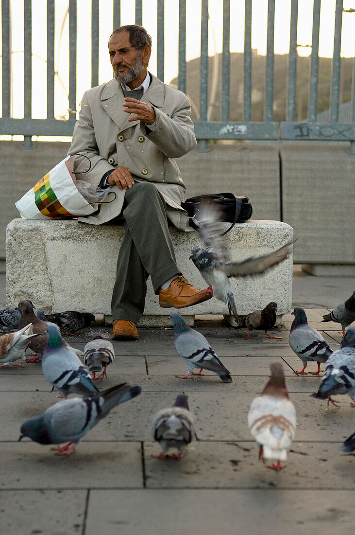 Alter Mann füttert Tauben, Barcelona, Spanien