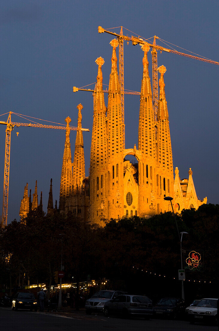 La Sagrada Familia mit Baukränen im Abendlicht, Barcelona, Spanien