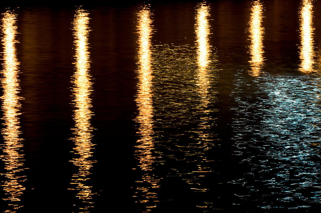 Lichter spiegeln sich im Fluss, Bilbao