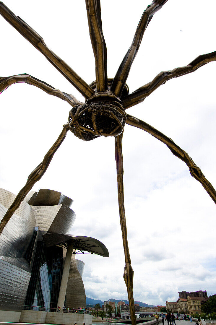 Spinnen-Skulptur vor Guggenheim-Museum, Bilbao, Spanien