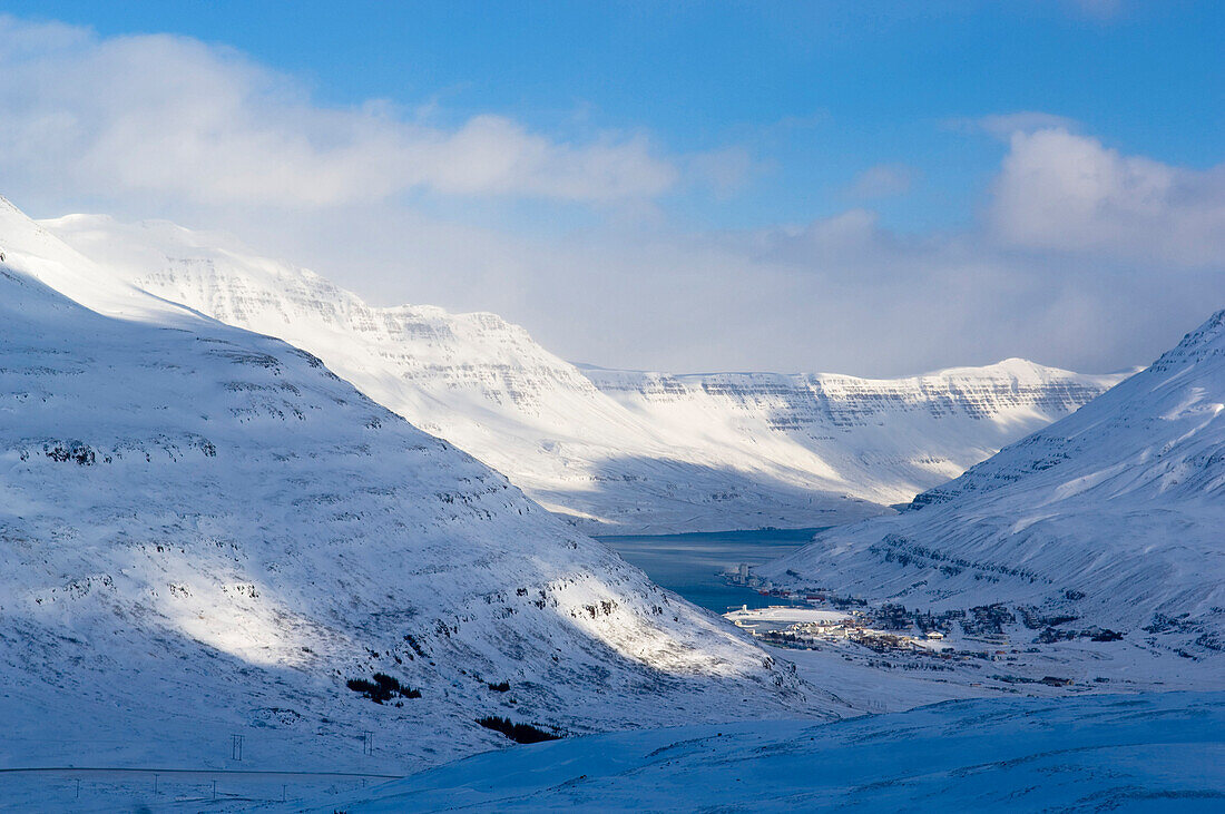 Berg- und Fjordlandschaft, Island