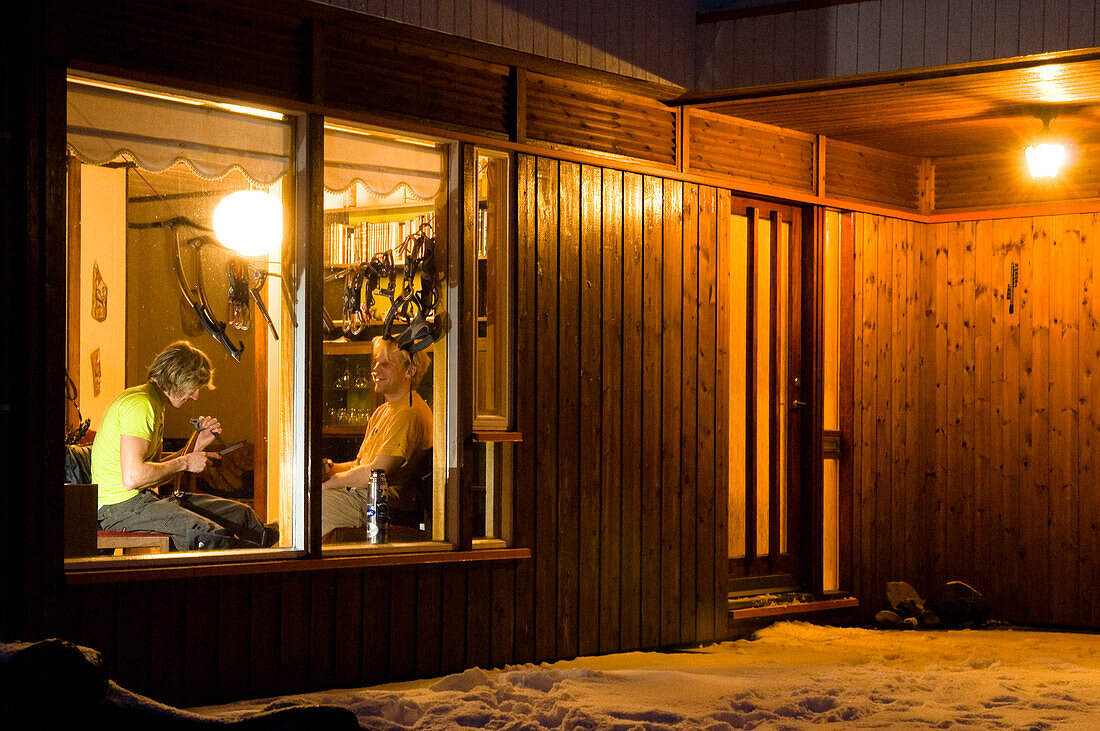 Eiskletterer in Hütte, Blick durchs Fenster, Island