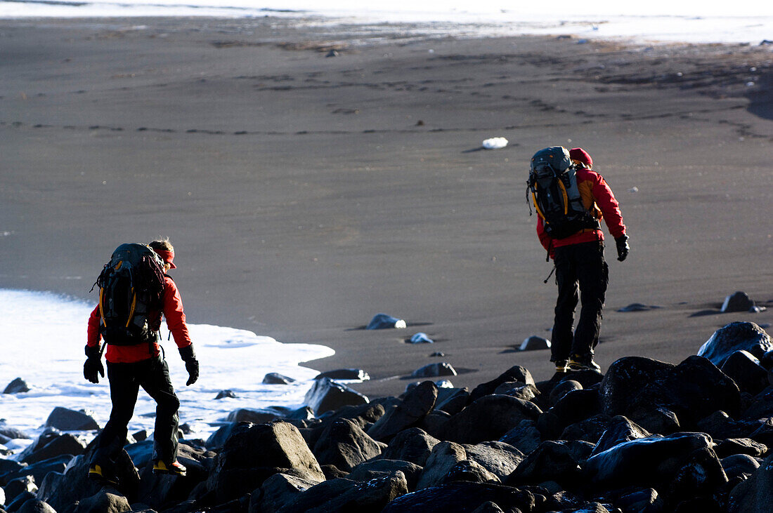 Eiskletterer beim Abstieg über Lavafelsen, Island