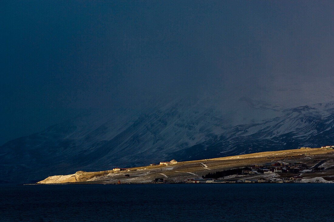 Gewitterstimmung mit Sonnenstrahl, Island