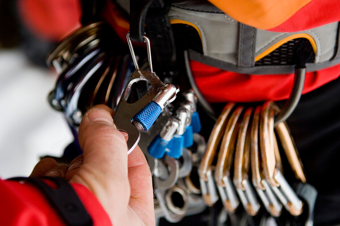 Karabiner an einem Klettergurt, Kaldakinn, Island