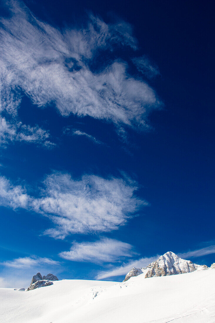 Blauer Himmel mit Wolken über Dachsteingebirge, Österreich