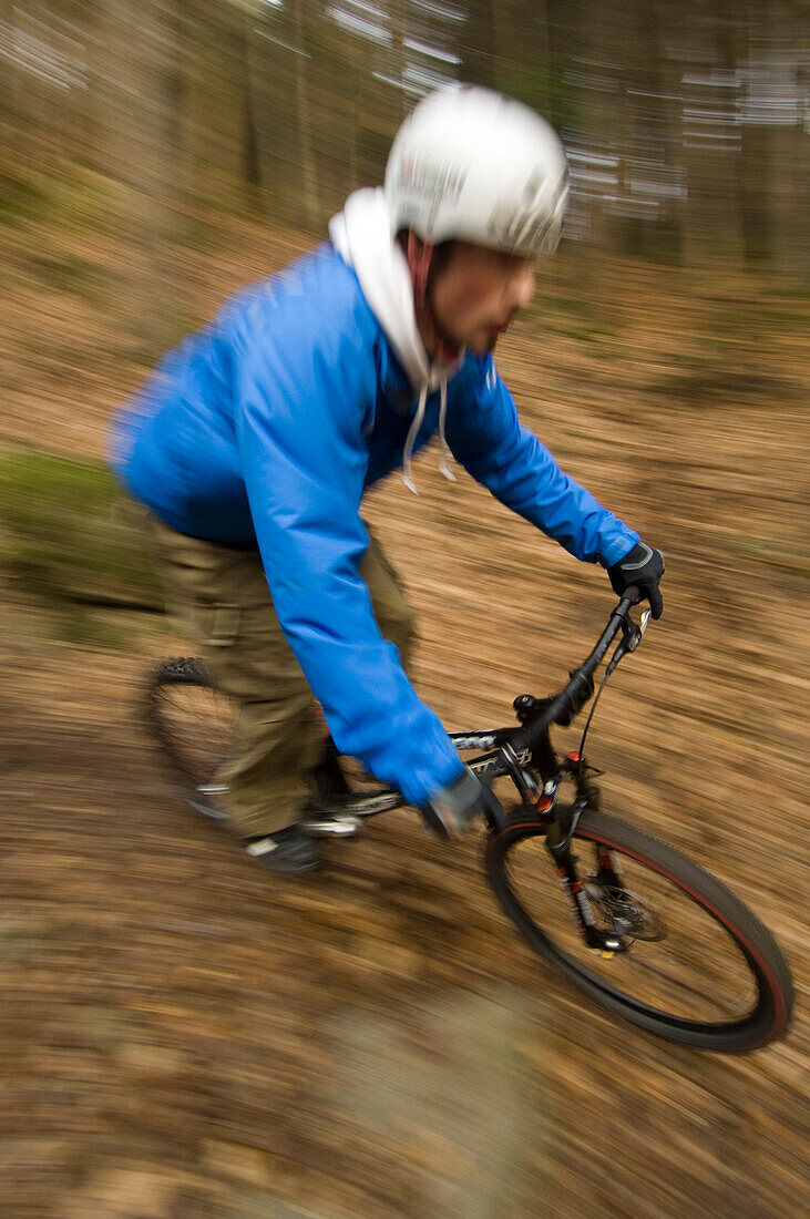 Mountainbiker im Wald, downhill, Österreich